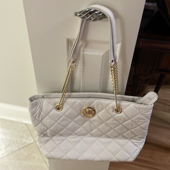 Michael Kors purse like new. - Picture 4 of 6